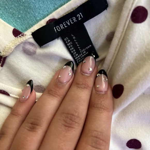 White crop top with burgundy polka dots - Picture 3 of 3